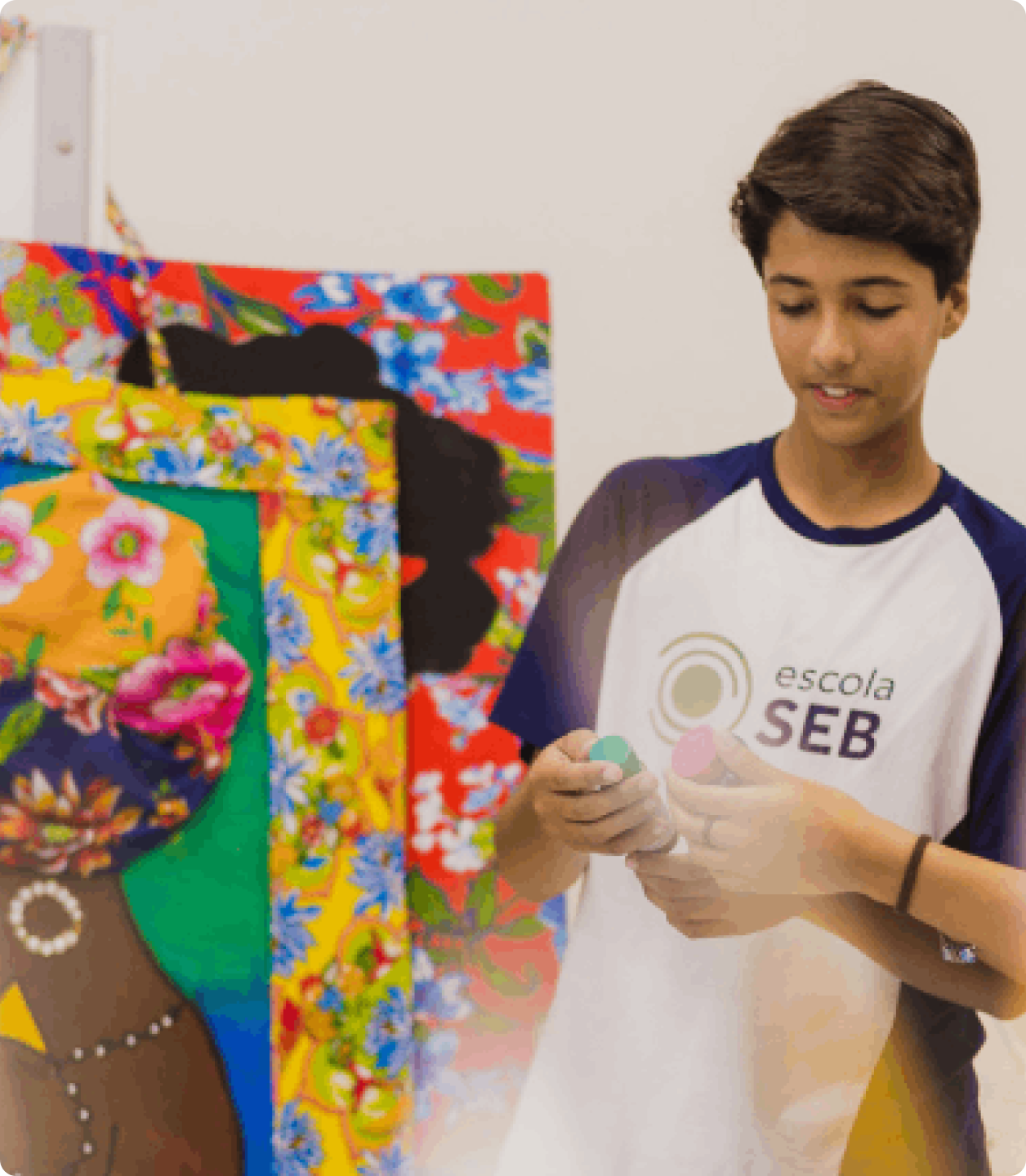 Aluno segurando confete.