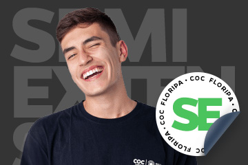 Jovem sorrindo.