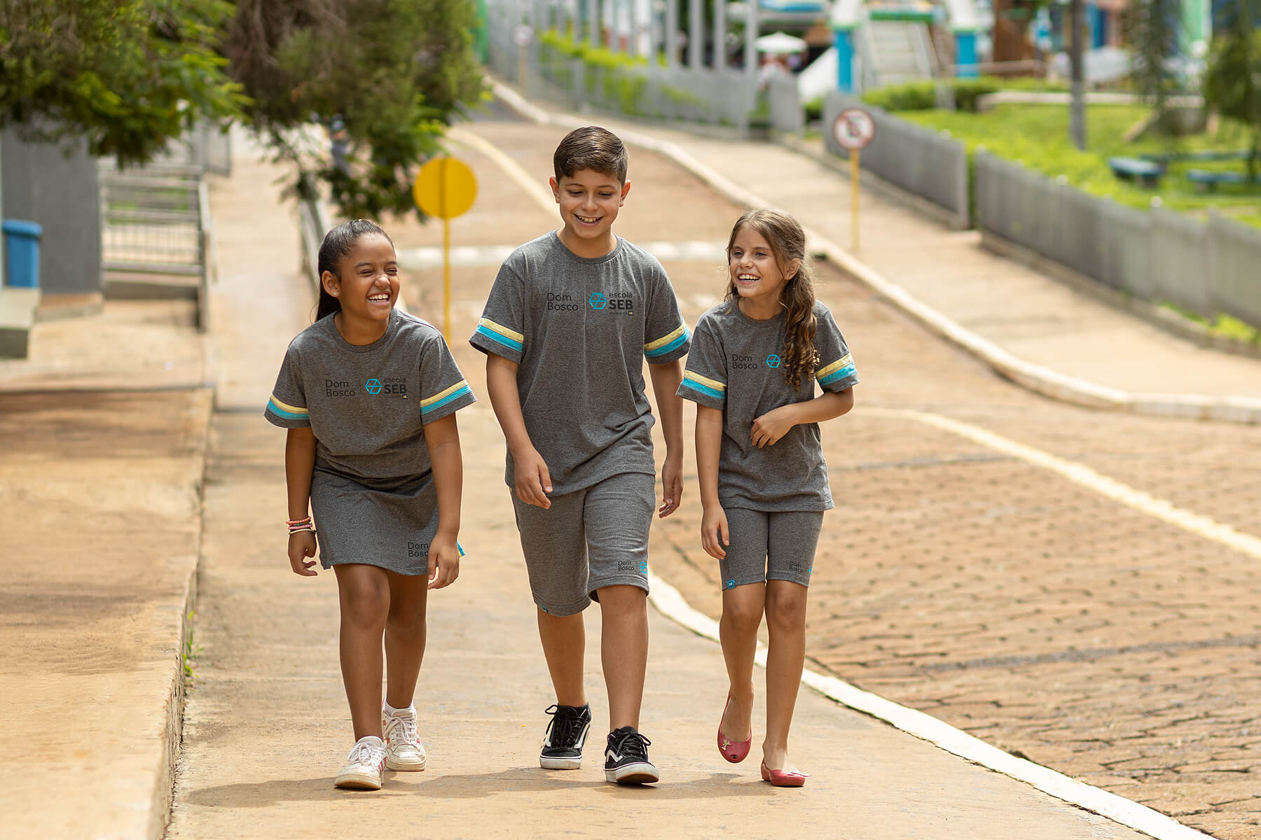 Estudantes caminhando