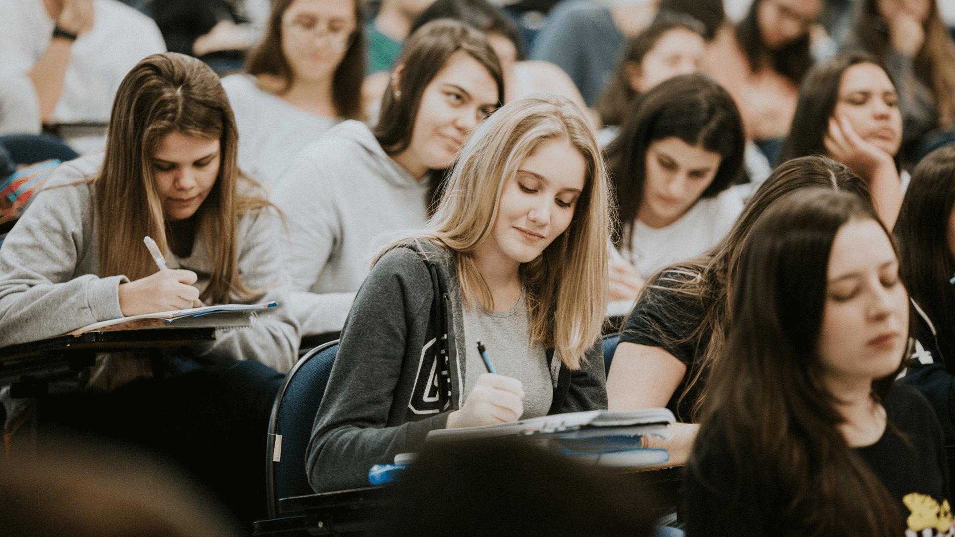 Estudantes em sala de aula